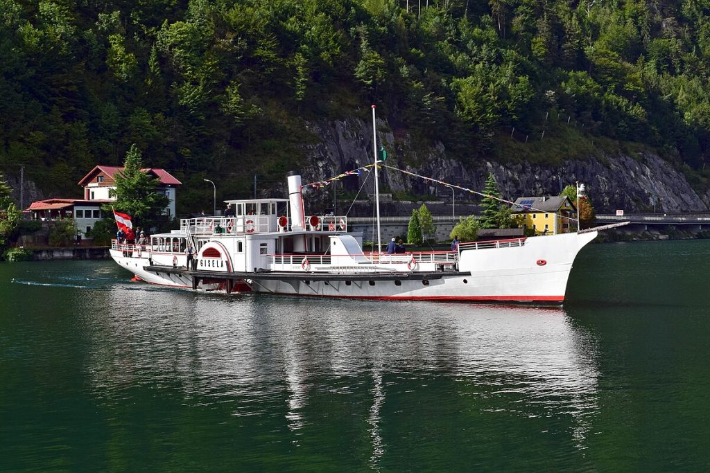 Ebensee_-_Dampfschiff_Gisela_beim_Wenden
